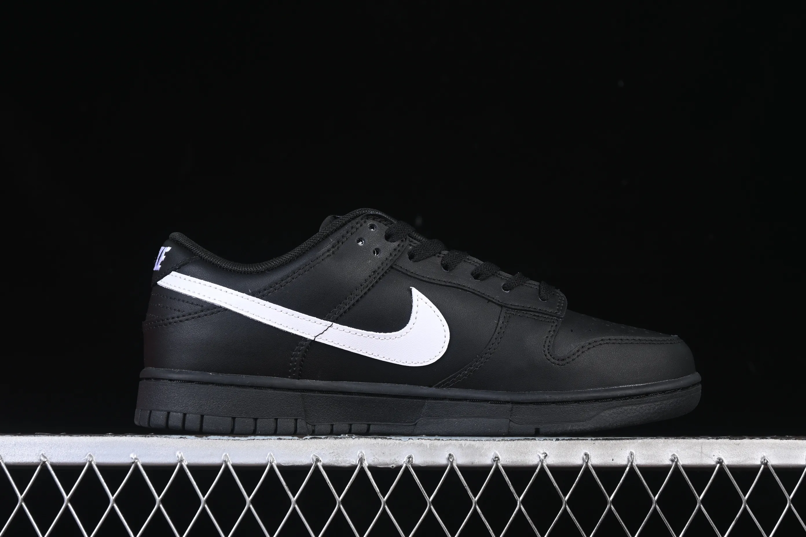 All categories Nk SB Dunk Series Nk SB Dunk Low High-end customized low-top sneakers Nike SB Dunk Low All black and white hook Anniversary high-end customized low-top casual sneakers HF5441-100